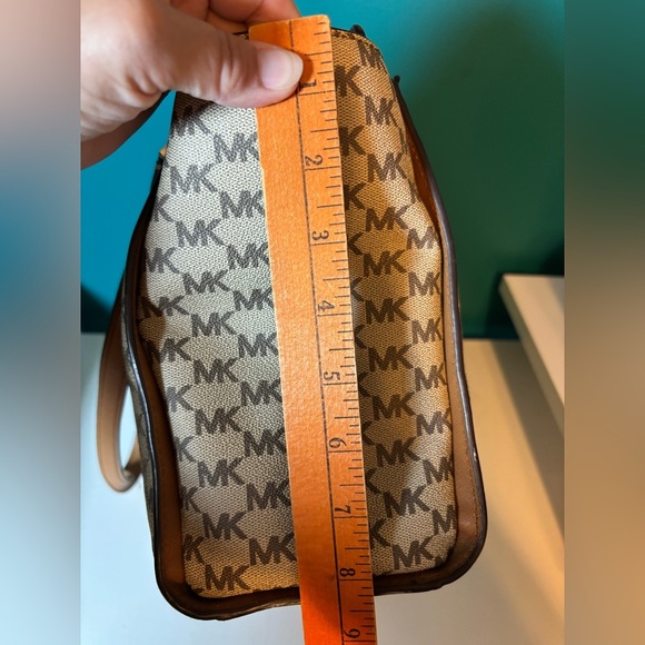Michael Kors Tan and Cream Signature Tote Bag Purse - Picture 10 of 13